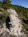 Enrochements taillés (?) faisant face au précédent ;