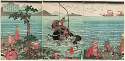 Photo couleur d'une estampe en trois volets. Au centre, un homme, en armure de samouraï et à cheval dans une mer bleue verte, vise d'une flèche une cible en forme d'éventail ouvert placée au bout d'un mât d'un navire au loin. Au premier plan, sur le rivage, une armée de soldats et tout leur attirail militaire.