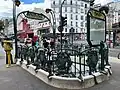 La station de métro Blanche, à proximité de la place.