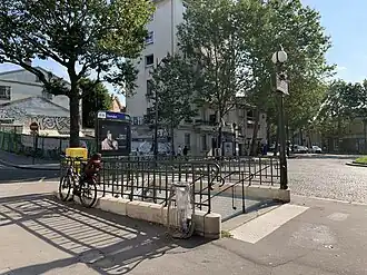 Vue latérale de l'entrée.