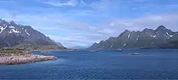 Vue de l'Øyhellsundet entre le massif du Rulten à gauche et de l'île de Stormolla à droite.
