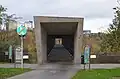 L'entrée de la passerelle menant à l'ascenseur.