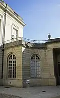 Cour intérieure et cadran solaire.