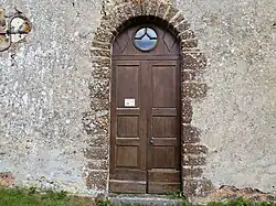 Entrée de la chapelle Saint-Benoist avec plaque de l'ordre de Tiron.