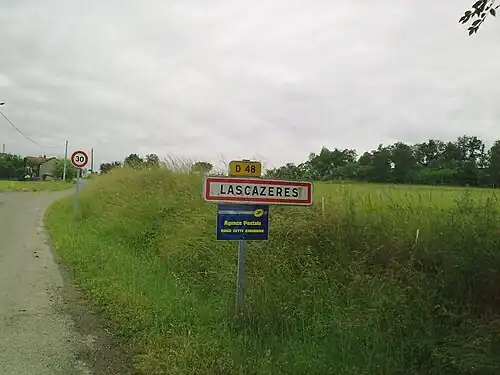 Entrée dans Lascazères.