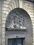Tympan du portail, orné d’une Vierge à l’Enfant (seconde moitié du 17e&nbsp;siècle).