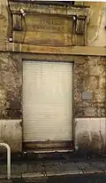 Porte arrière au fronton toujours marqué "écoles évangéliques".
