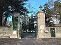La grille d'entrée du château visible de l'avenue Pierre-Paul Riquet.