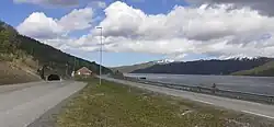 Vue du Kvalsundet depuis l'entrée du tunnel du Kvalsund sur Kvaløya.