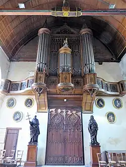 La tribune, l'orgue factice et le portail ouest Inscrit MH.