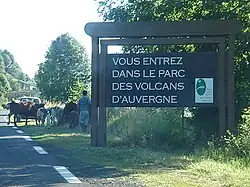 Entrée du parc naturel régional des Volcans d'Auvergne à Vic-sur-Cère.