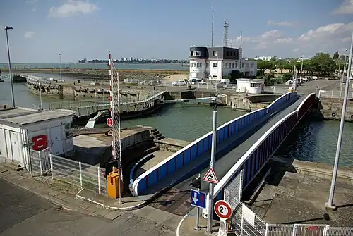 Entrée de l'écluse sud, pont tournant et capitainerie.