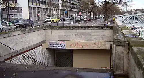 Le boulevard Bourdon et l'entrée désaffectée de l'ancienne station de métro Arsenal.