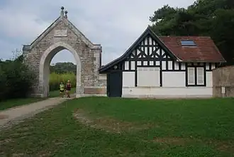 Au sud du parc, après avoir traversé la forêt et être sorti du parc, une porte, autrefois « envahie » volontairement de lierre, représentait la limite du parc ou arrivaient les calèches et chevaux. Une ancienne maison de gardien se trouve à côté.