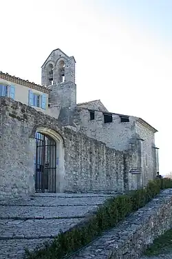 Entrée vers la cour caladée du prieuré de Salagon.