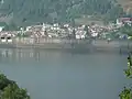 Du lac de retenue de la Piastra, vue vers le nord sur le bourg d'Entracque.