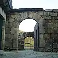 Une des entrées secondaires du château