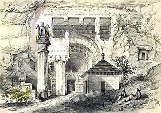 Entrée du Grand Chaitya. À droite, le temple hindou élevé probablement là où se trouvait un second pilier aux lions.