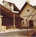 Chapelle du XVIIe&nbsp;siècle et place du lavoir avec sa fontaine.