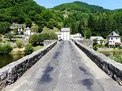 La chaussée depuis la rive gauche.