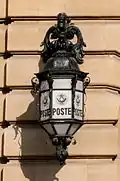 Une lanterne à l'entrée principale