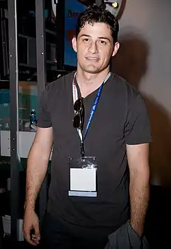 Enver Gjokaj interprète l'agent Daniel Sousa (en).