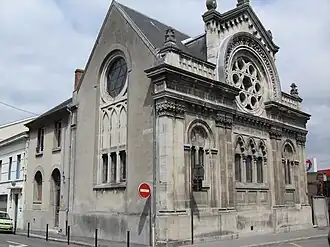 L'entrée rue Placet, à gauche, ainsi que la façade principale.