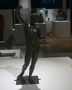 Statue de l'éphèbe verseur en bronze
