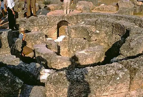 Murs concentriques des fondations  de la tholos.