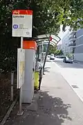 L'arrêt Epinettes, équipé d'un totem type C, d'un abri et d'un DATT
