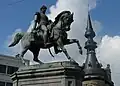 La statue de côté.