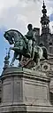 Gros-plan sur la statue.