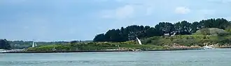 Er Lannic depuis la pointe de la Palisse, sur la presqu'île de Rhuys derrière le cairn de Gavrinis.