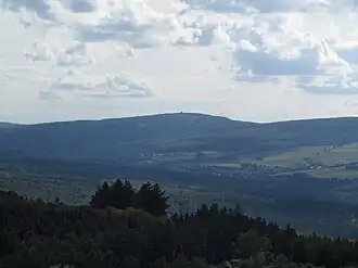 Vue de l'Erbeskopf depuis le :Burg Wildenburg (de) au nord-est.