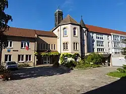 Anciens bâtiments conventuels et chapelle, aujourd'hui mairie.