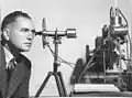 Pyromètre optique Burhop&nbsp;(en) à comparaison de couleur étudiant la fusion nucléaire 1941.