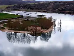 Ermitage de la Vera Cruz près du réservoir de Linares del Arroyo