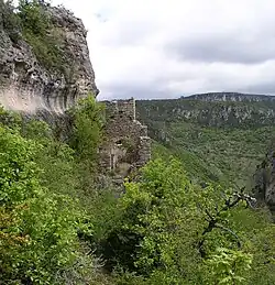 La chapelle Saint-Pierre de Revel adossée au rocher.