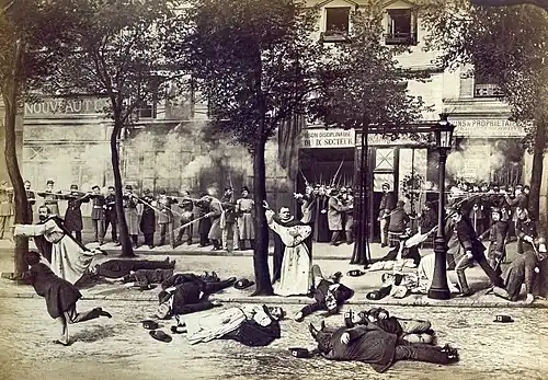 Religieux gisants au sol ou fuyant devant des soldats qui tirent sur eux, un homme blessé se tenant fièrement debout au centre, appuyé à un arbre.