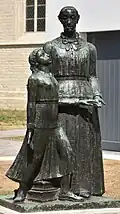 Moeder en kind (1952) op het Sint-Janskerkhof te Mechelen