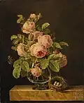 Un vase de roses au papillon et un nid sur un entablement