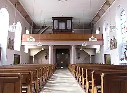 Vue intérieure de la nef vers la tribune d'orgue.