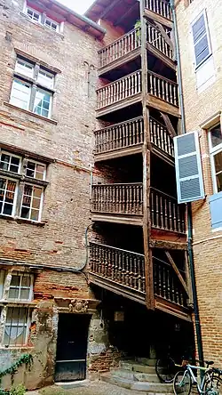 no&nbsp;16 : Escalier suspendu dans la cour.