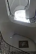 Escalier XVIIIe dans la tour romane et grande baie sud.
