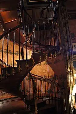 Vue d'un escalier à spirale en acajou