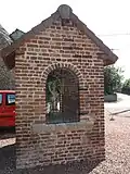 La chapelle Saint-Jean-Baptiste sur le parvis de l'église.