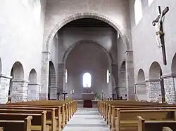 Vue intérieure de la nef romane.