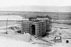 Photographie en noir et blanc de la construction d'un bunker.