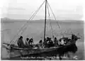 Oumiak au niveau de la berge transportant des eskimos alaskiens (Grantley Harbor, environ 1904).