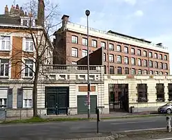 Ancienne usine sur la façade de l'Esplanade